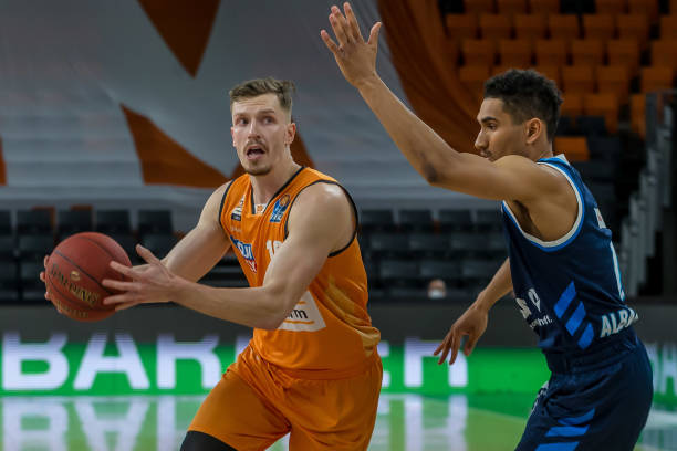 备受瞩目的 备受瞩目的